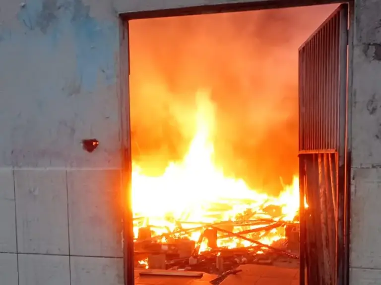 Incêndio destrói casa abandonada e mobiliza bombeiros em Rio Branco