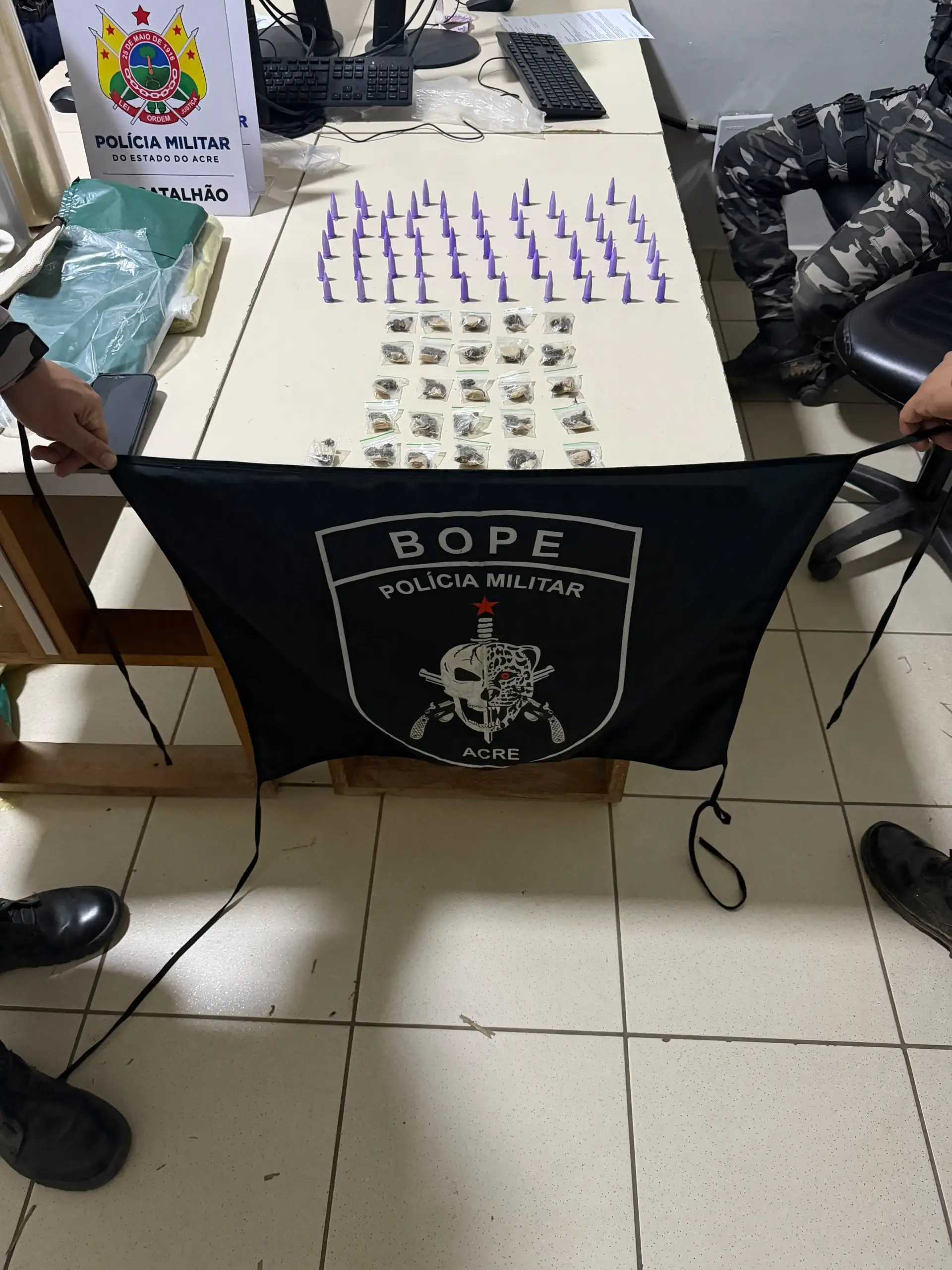 Foragido da Justiça é preso após perseguição e abandono de drogas em Rio Branco
