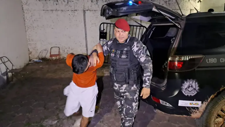 Foragido da Justiça é preso após perseguição e abandono de drogas em Rio Branco