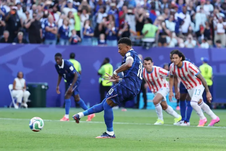 França supera forte marcação do Paraguai e avança às quartas da Copa