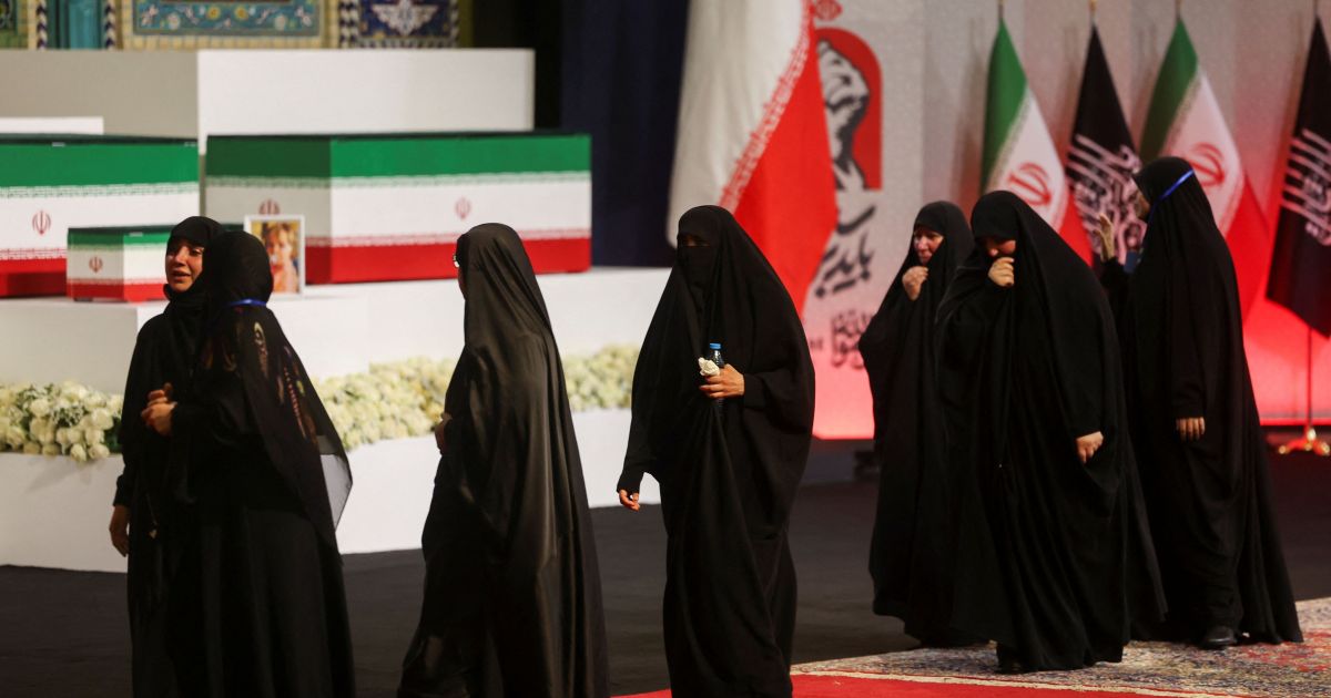 Iranianos pedem vingança contra Trump durante cortejo de Ali Khamenei Iranianos pedem vingança contra Trump durante cortejo de Ali Khamenei