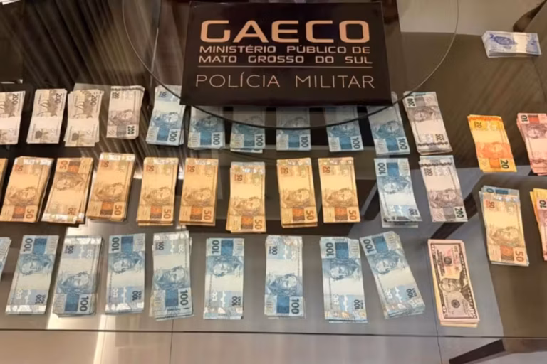 Operação prende servidores e ex-prefeito por esquema de R$ 27 milhões