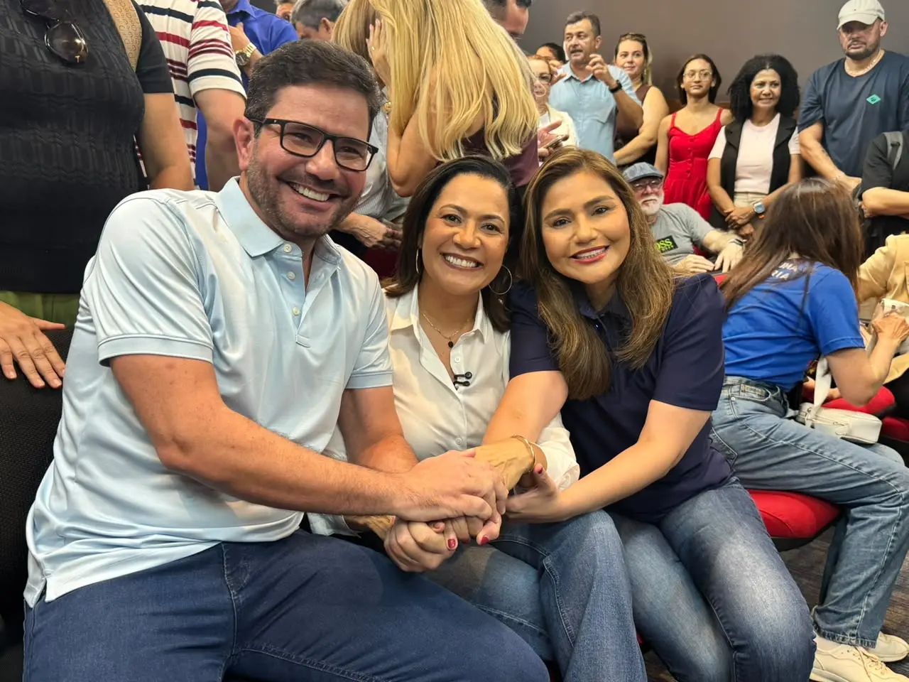 Gladson abraça Mailza e Jéssica e comemora aliança em clima de festa