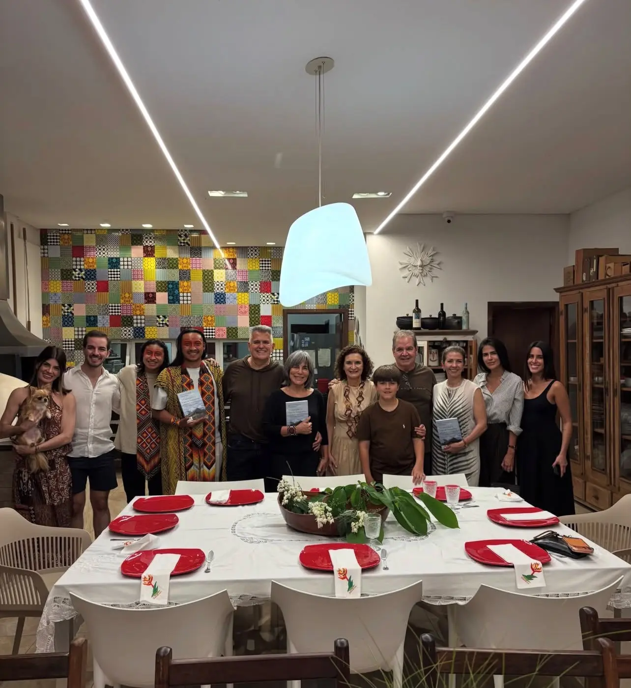 Em visita ao Acre, Glória Pires e a família jantam na casa de Tião Viana