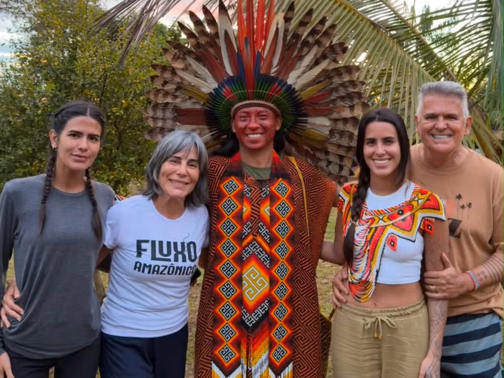 Glória Pires passa o fim de semana no Acre e participa de ritual indígena