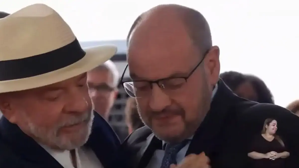 Governador interino do Rio se emociona após coro de “fica” em evento com Lula