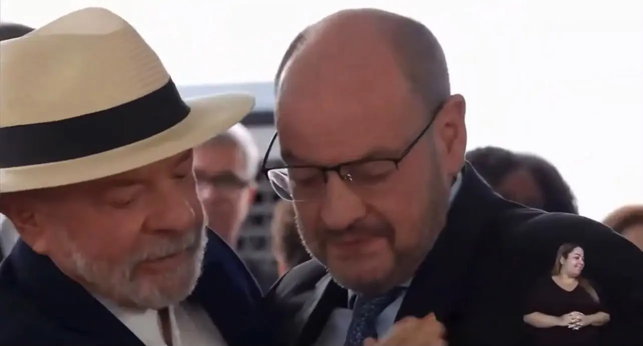 Governador interino do Rio se emociona após coro de “fica” em evento com Lula