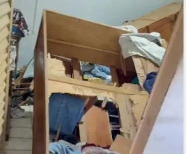 Idoso ferido é resgatado de dentro de guarda-roupa por policiais