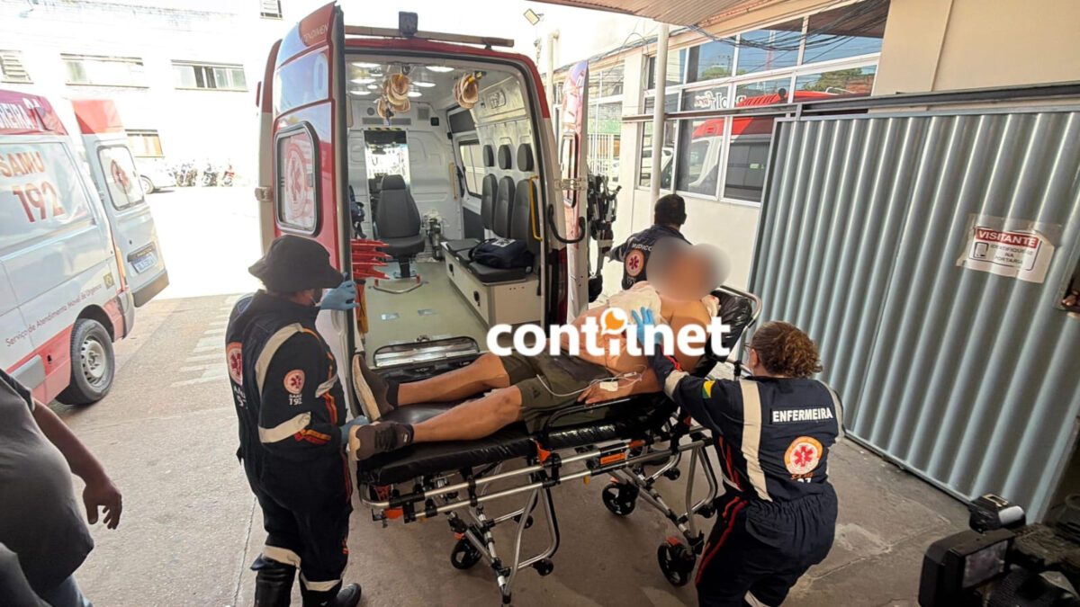 o homem sacou uma faca e desferiu um golpe no lado esquerdo do peito da vítima.