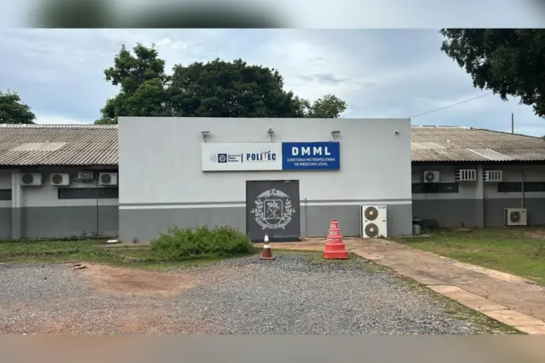 Homem flagra esposa na cama com outro, persegue e esfaqueia o amante