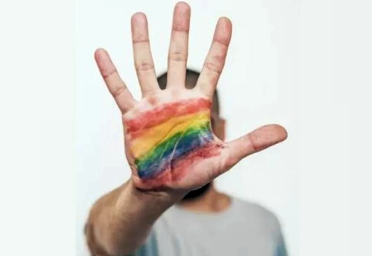 Padrasto é condenado por homofobia e ameaça com faca contra o próprio enteado