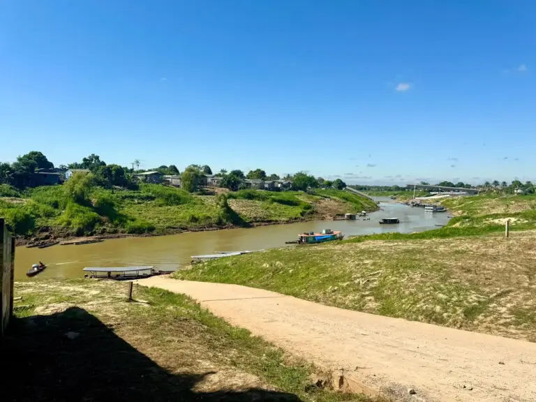 Com a vazante, bancos de areia voltam a aparecer ao longo do leito do Iaco,
