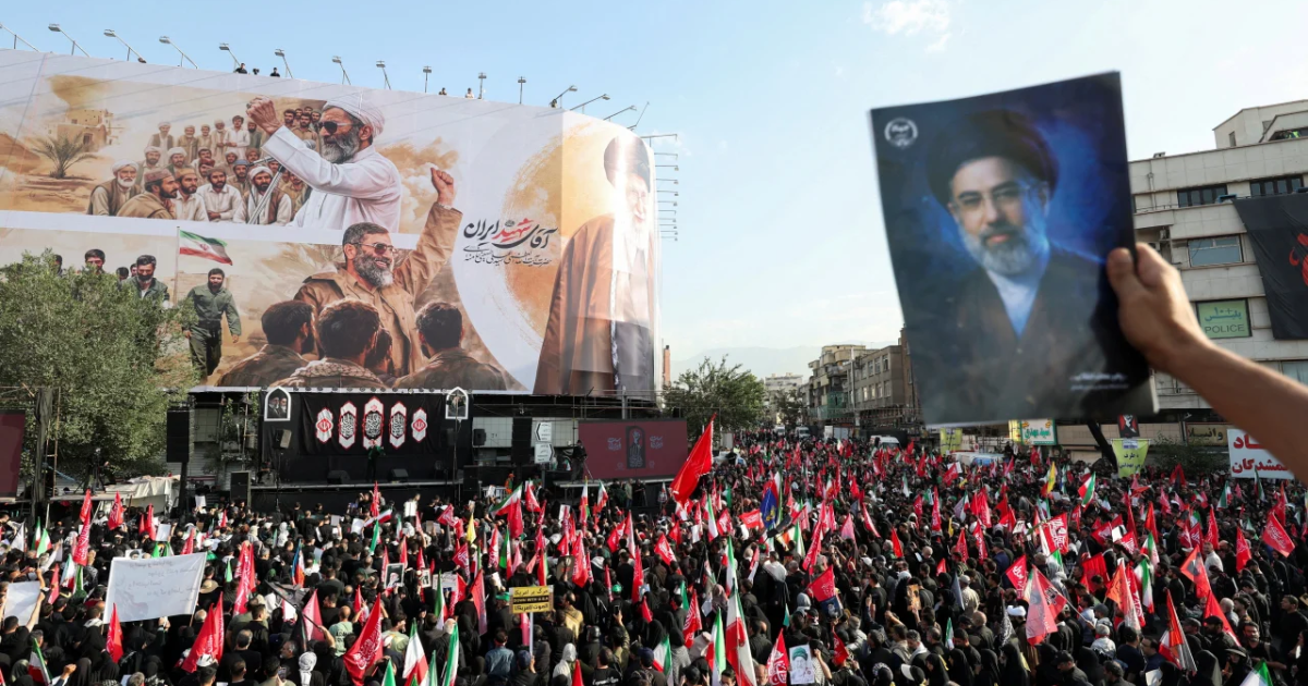 Multidão toma as ruas de Teerã no funeral do aiatolá Ali Khamenei Multidão toma as ruas de Teerã no funeral do aiatolá Ali Khamenei