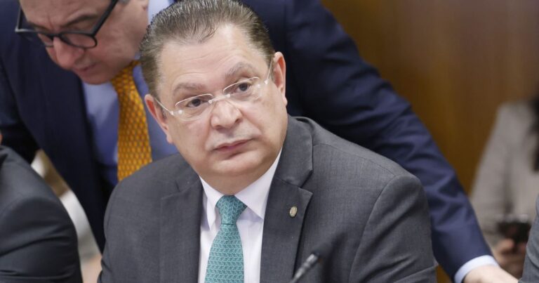PF suspeita de escritura falsa para justificar R$ 470 mil com Sóstenes