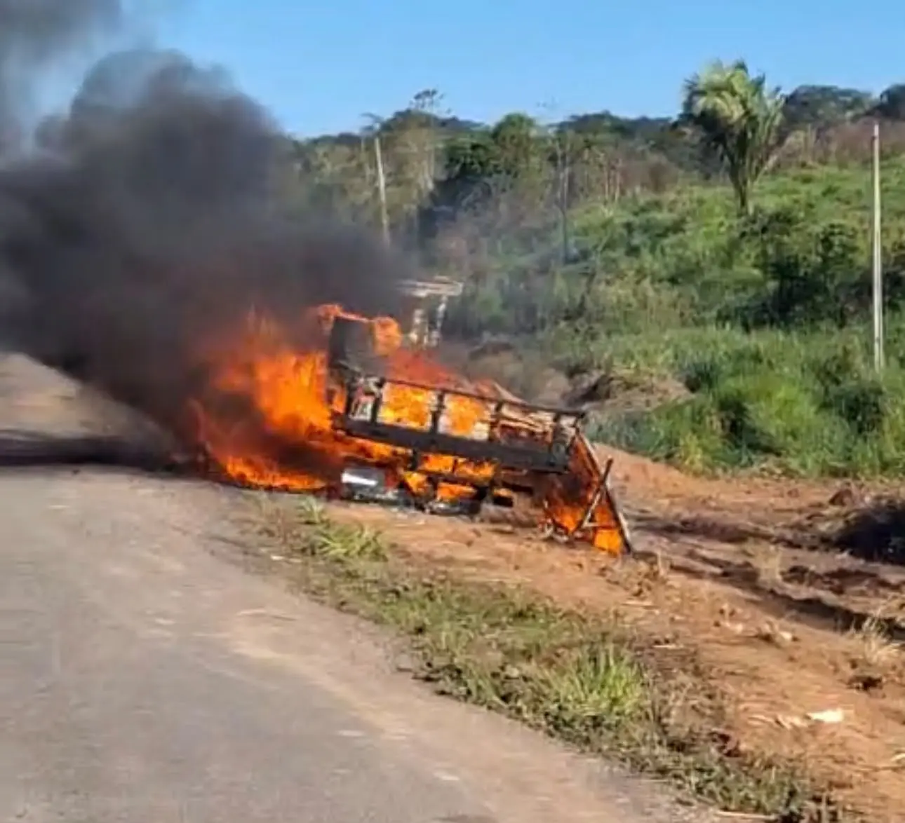 Caminhão que atuava em obras na BR-364 é destruído pelo fogo no interior do Acre