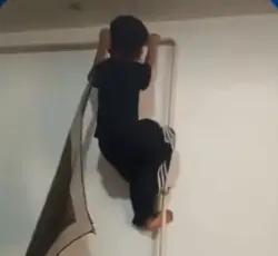 Irmãos recriam plano para subir em guarda-roupa e vídeo viraliza