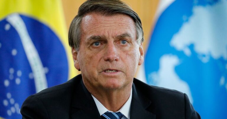 Defesa deve entregar armas de Bolsonaro à PF nesta segunda