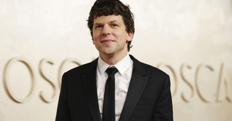 Crise em Hollywood? Jesse Eisenberg explica cidadania polonesa