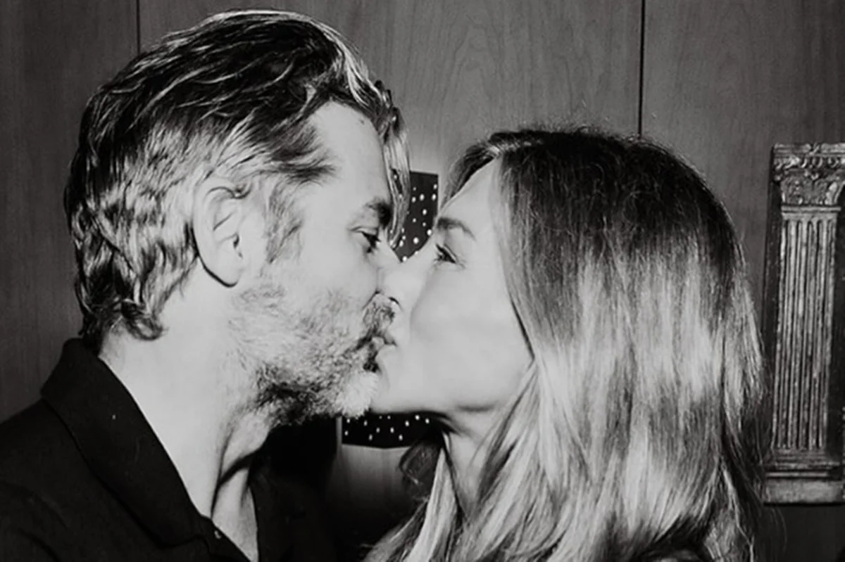 Jennifer Aniston publica foto apaixonada ao lado do namorado Jennifer Aniston publica foto apaixonada ao lado do namorado