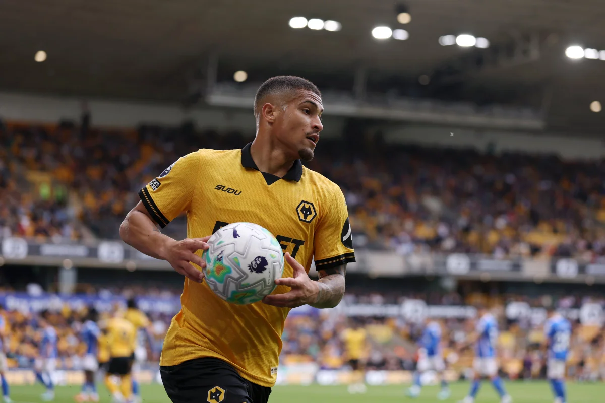 João Gomes deixa pré-temporada do Wolverhampton para assinar com o Aston Villa