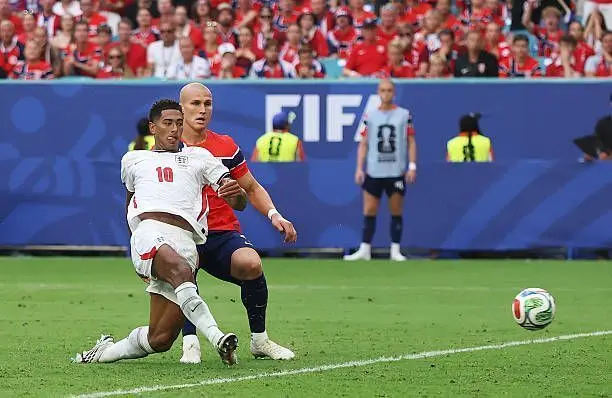 Bellingham marca, iguala Kane e entra na briga pela artilharia da Copa