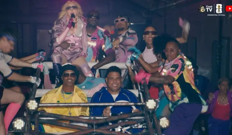 Madonna entra com Ronaldo e Ronaldinho em show histórico da Copa