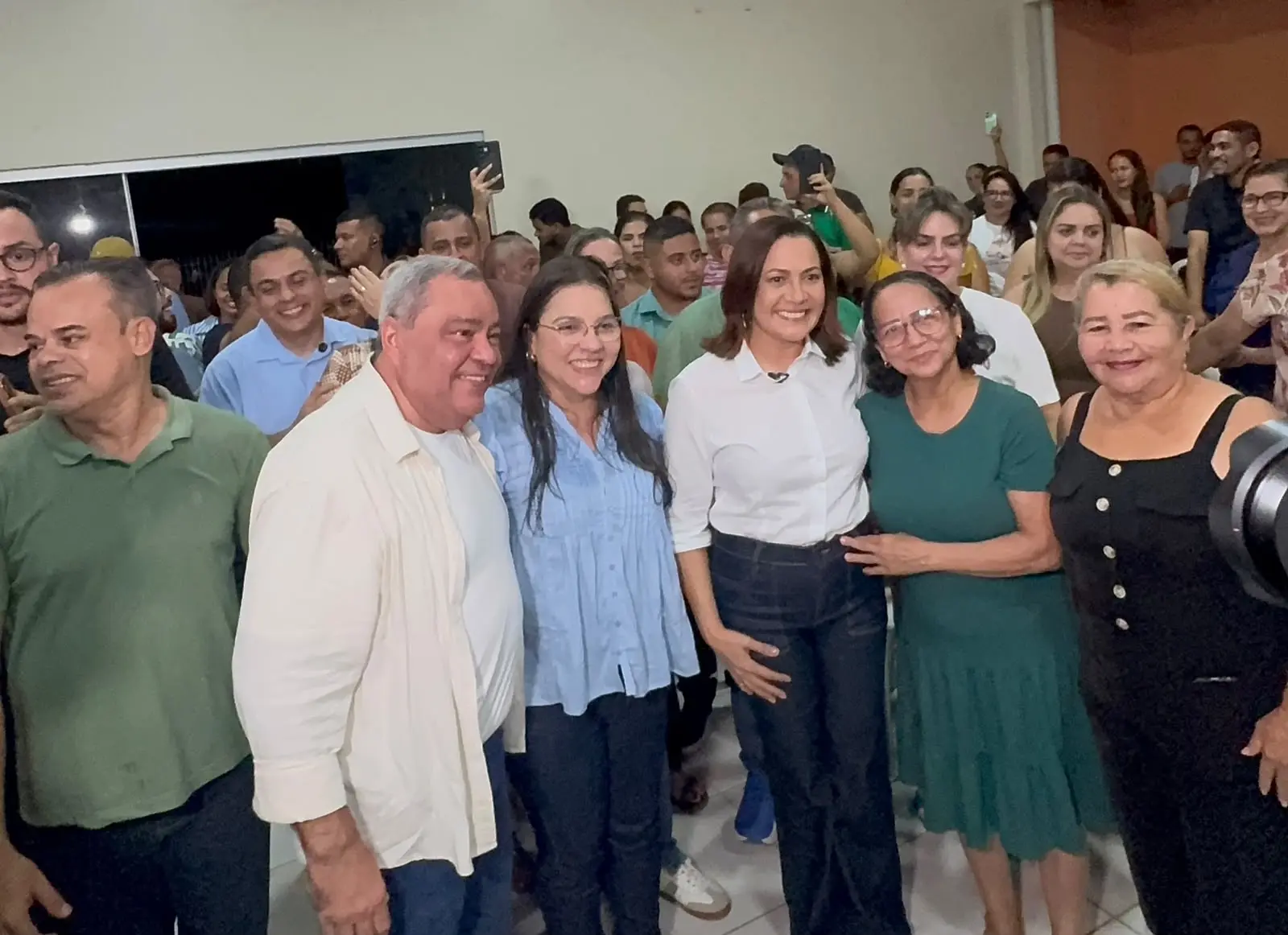 Mailza é ovacionada durante chegada a encontro de lideranças em Sena