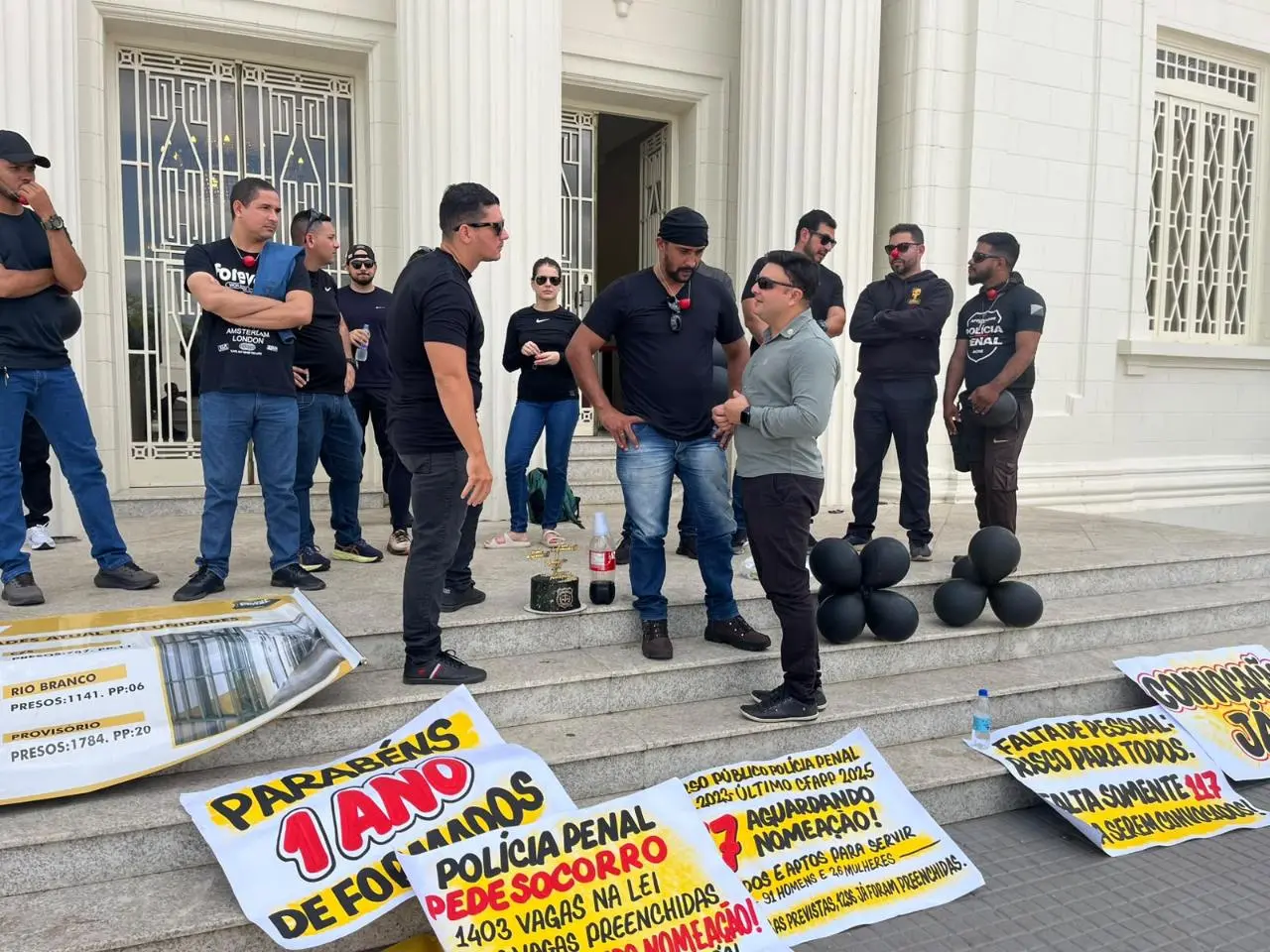 Os manifestantes afirmam que já se passou um ano da conclusão do Curso de Formação