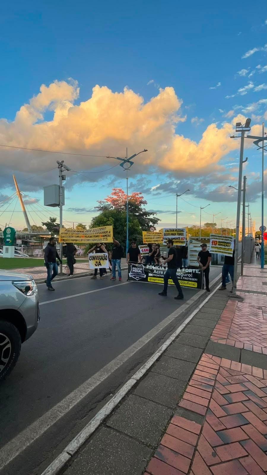 Aprovados da Polícia Penal fecham Ponte Metálica e cobram nomeação