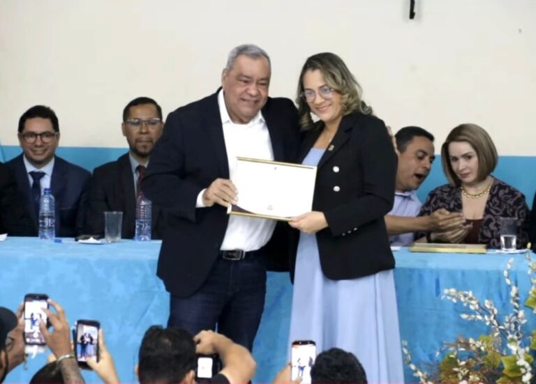 Mazinho Serafim é homenageado pela Câmara de Sena em sessão solene Mazinho Serafim é homenageado pela Câmara de Sena em sessão solene