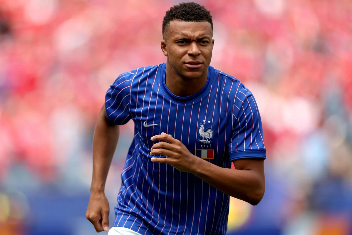 Klopp revela que tentou levar Mbappé para o Liverpool durante voo na França Klopp revela que tentou levar Mbappé para o Liverpool durante voo na França
