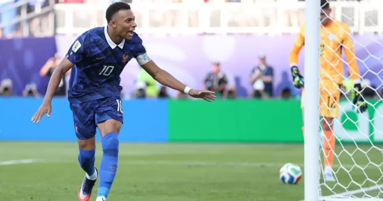 Técnico da França confirma Mbappé 100% para semifinal da Copa