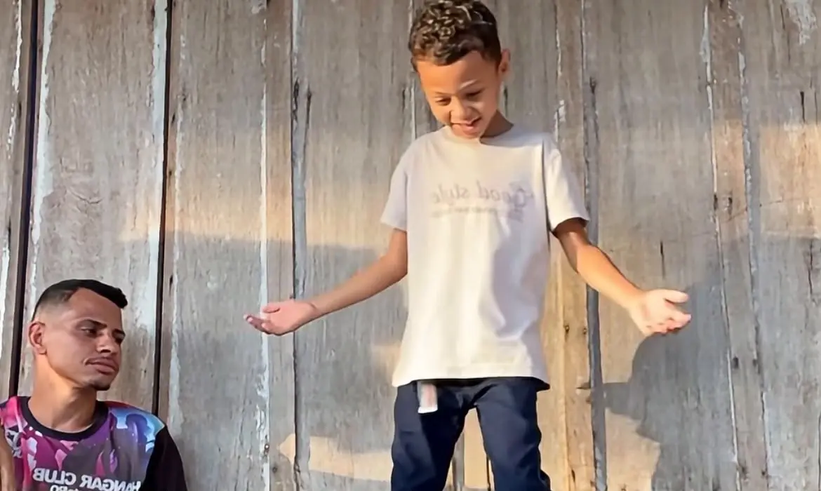 Menino de 7 anos de Rondônia viraliza nas redes ao dançar clássicos dos anos 80 e 90
