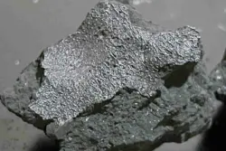 Meteorito que caiu em casa traz moléculas ligadas à origem da vida, diz estudo