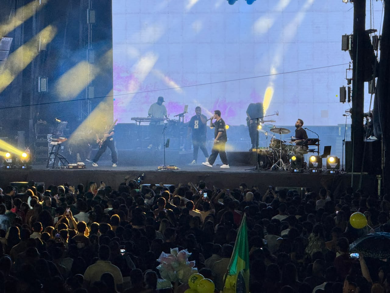 Nem a chuva desanimou: público prestigia show da banda Morada Nem a chuva desanimou: público prestigia show da banda Morada