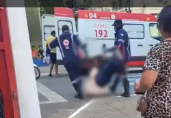 Mulher em situação de rua agride trabalhadora e é contida pelo Samu