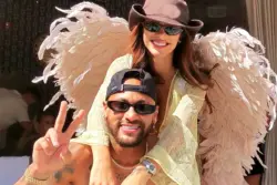 Bruna Biancardi e Neymar voltam ao Brasil com as filhas após férias