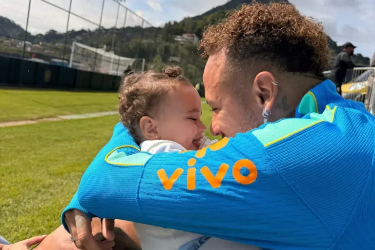 Neymar celebra primeiro ano da filha em treino antes de jogo decisivo da seleção