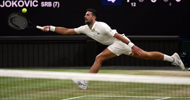 Djokovic encara Sinner na semifinal e busca recorde em Wimbledon