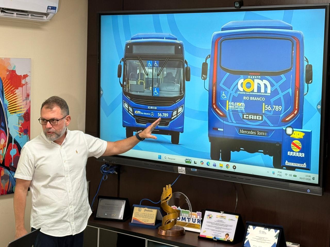 Alysson apresenta nova frota de ônibus; 60 deles serão novos
