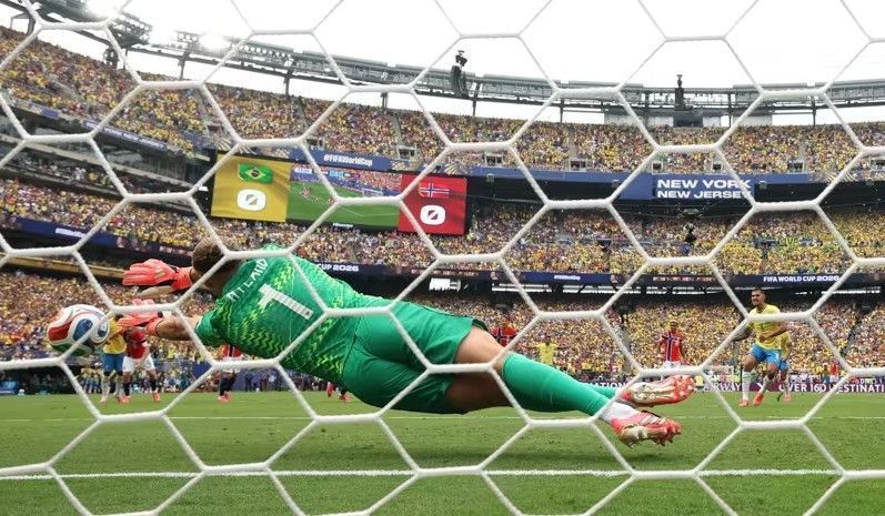 Bruno Guimarães desperdiça pênalti pelo Brasil contra a Noruega na Copa Bruno Guimarães desperdiça pênalti pelo Brasil contra a Noruega na Copa