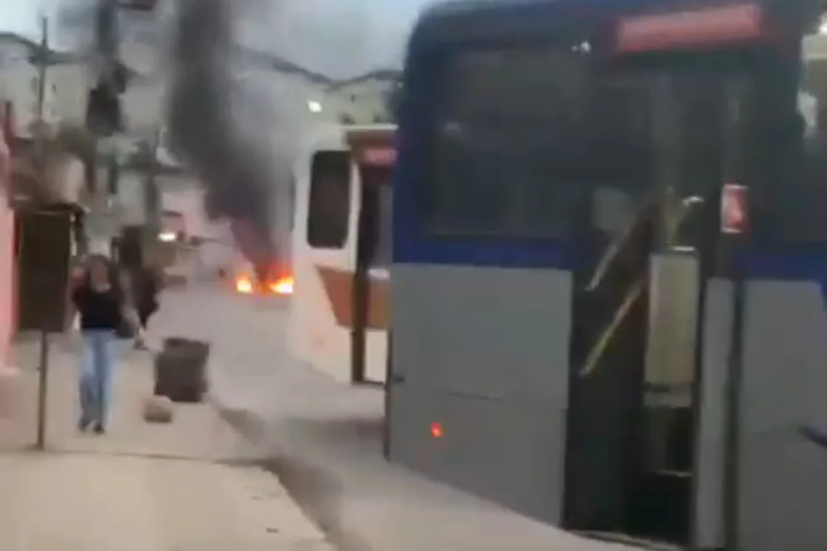 Ônibus são sequestrados e usados como barricadas em operação no Rio Ônibus são sequestrados e usados como barricadas em operação no Rio