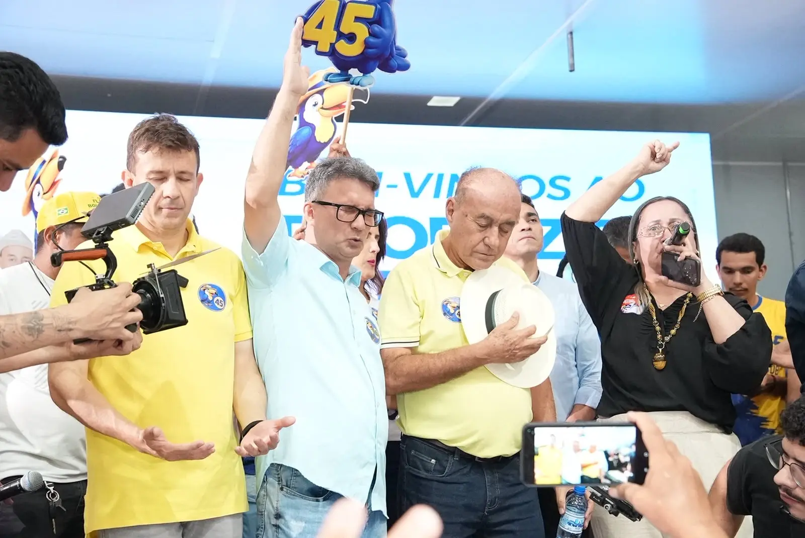 O ato silenciou momentaneamente a multidão e foi recebido com aplauso