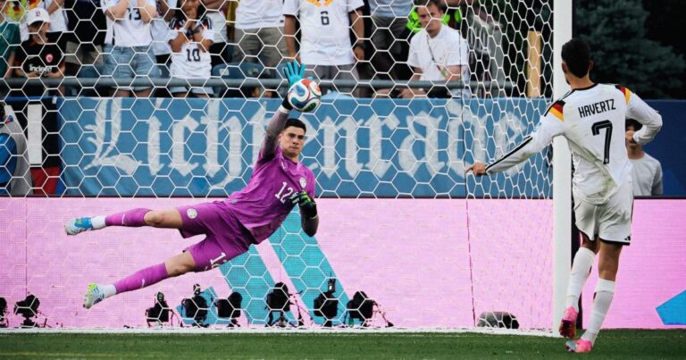 Destaque da Copa, goleiro do Paraguai entra na mira do Manchester United