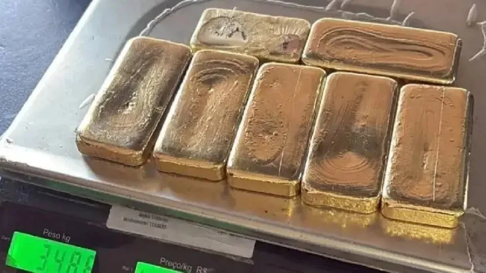 PRF apreende R$ 2,3 milhões em ouro ilegal escondido em sapato na BR-364