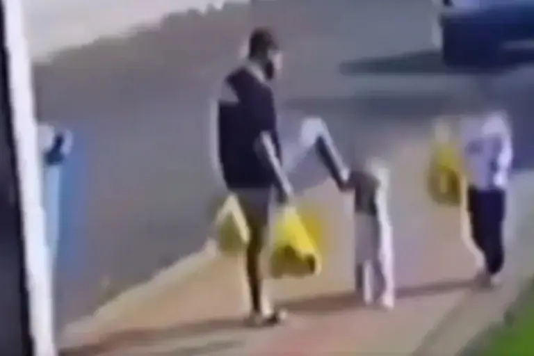 Pai que chutou filha teria agredido enteado com cinto ou pedaço de pau