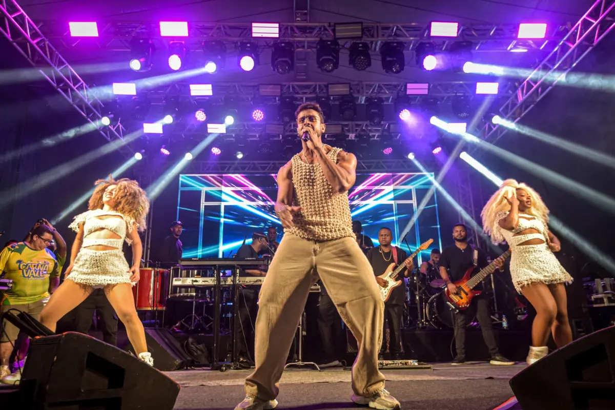 Parangolé arrasta multidão no segundo dia do Carnavale em Brasiléia
