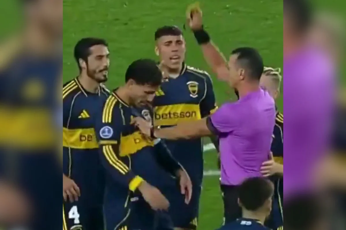 Wilmar Roldán empurra Leandro Paredes em jogo do Boca Juniors