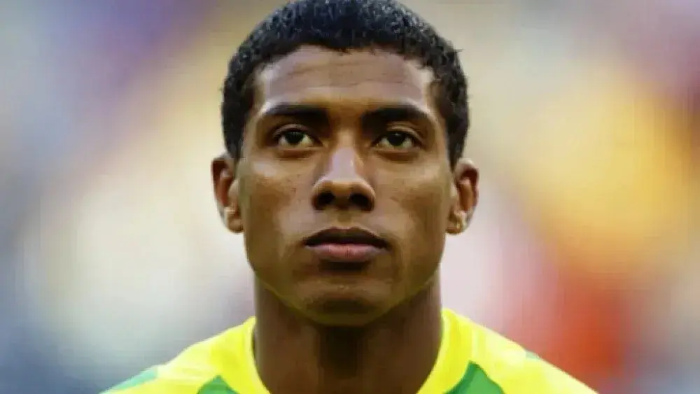 Pentacampeão com a Seleção Brasileira, Kleberson é internado em Curitiba