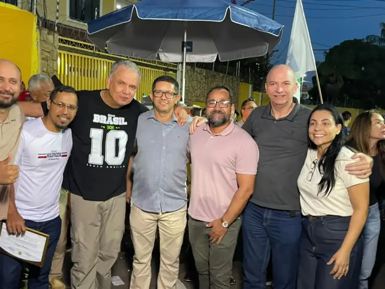 Petecão chega ao lançamento de pré-candidatura acompanhado por prefeitos